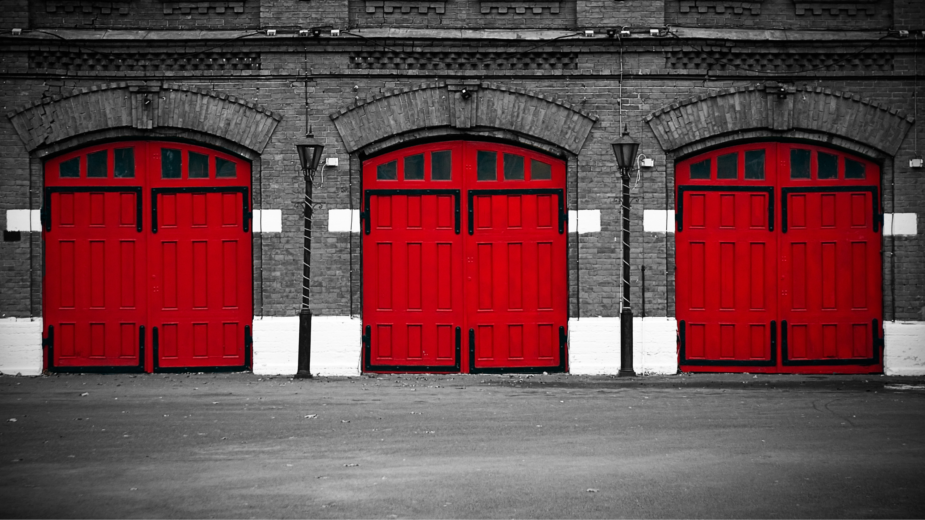 Ворота пожарного депо. Ворота депо. Двери в пожарном депо. Красная дверь.